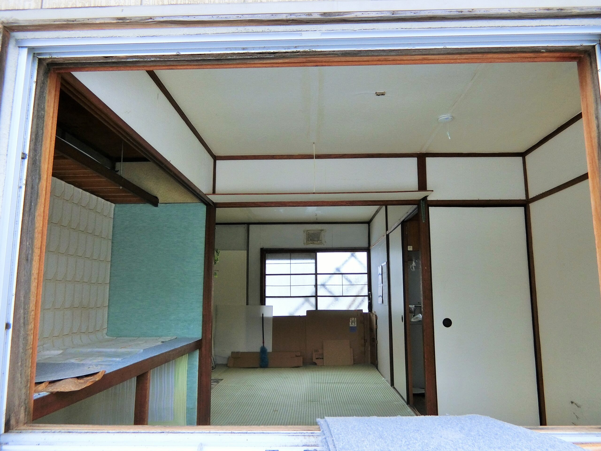 空き家の解体や再生について考えるイメージ